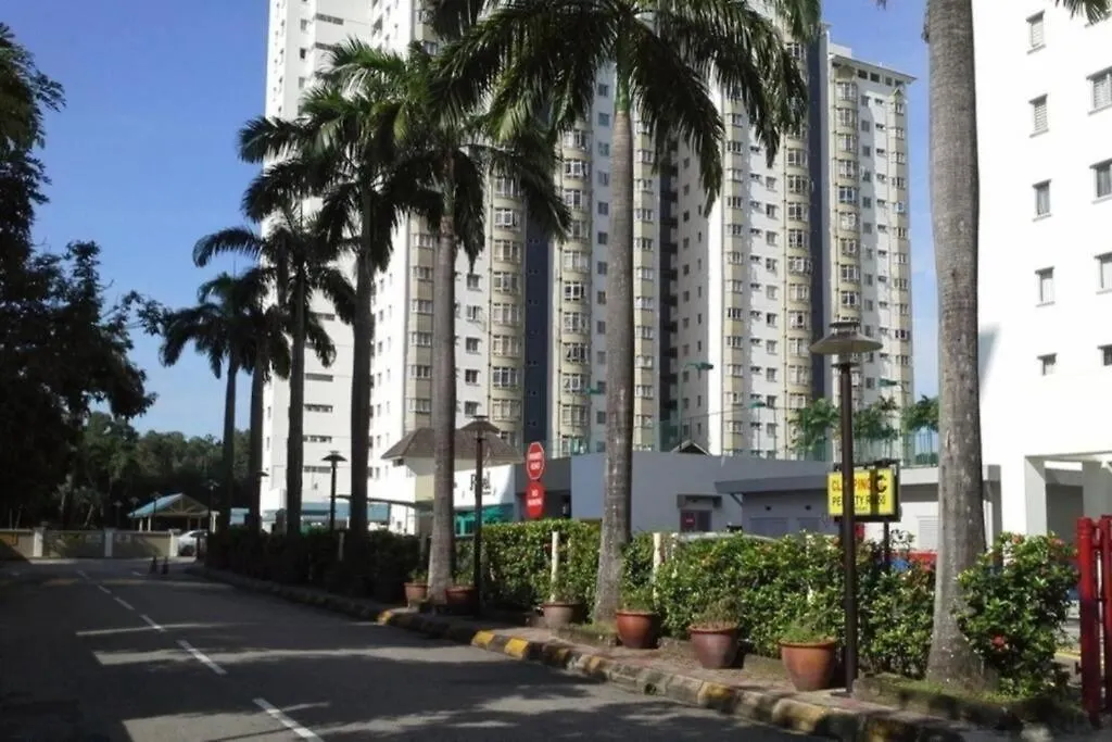 Jacuzzi Pool 3Bedroom, Walk To Stadium Kuala Lumpur Apartment