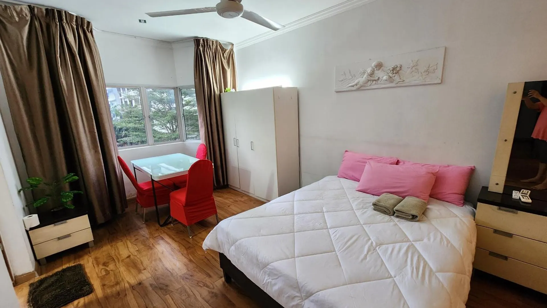 Jacuzzi Pool 3Bedroom, Walk To Stadium Kuala Lumpur Apartment